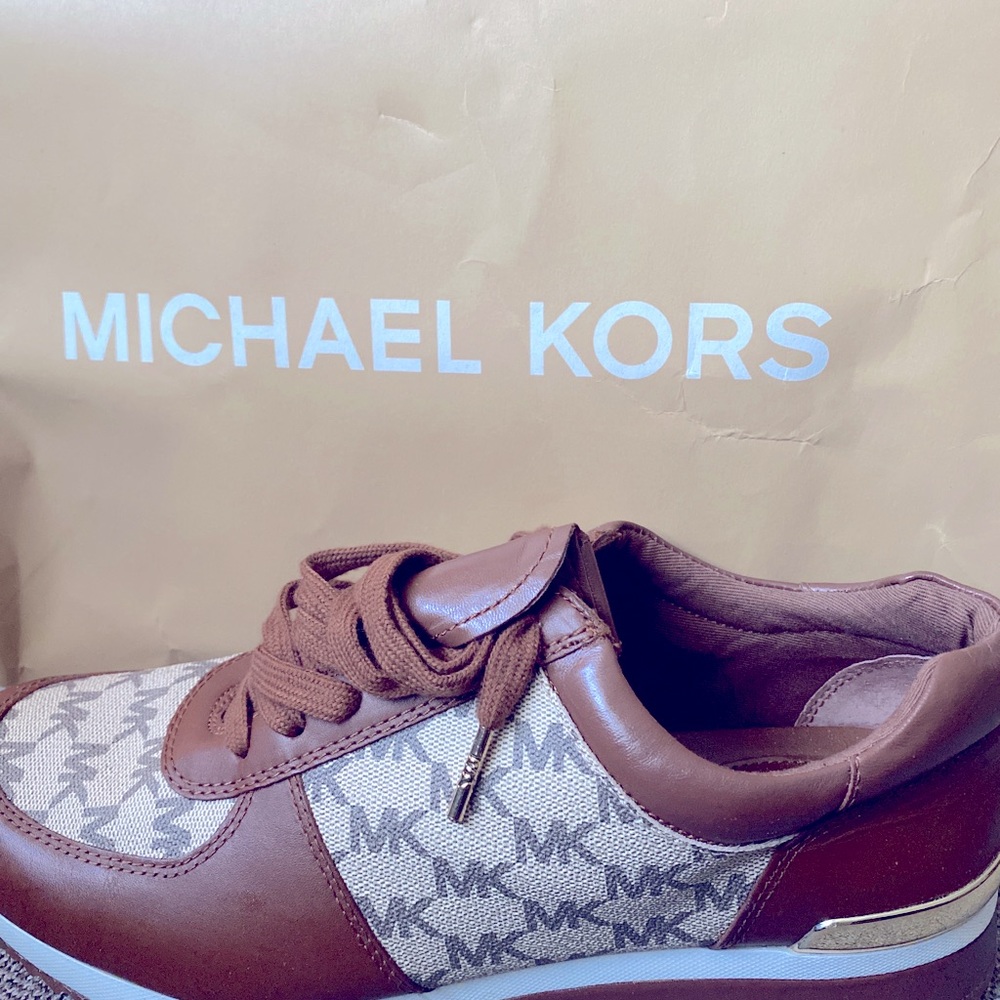 Michael Kors women’s sneaker Size 10/41 Euro Allie Wrap Trainer MK Heritage